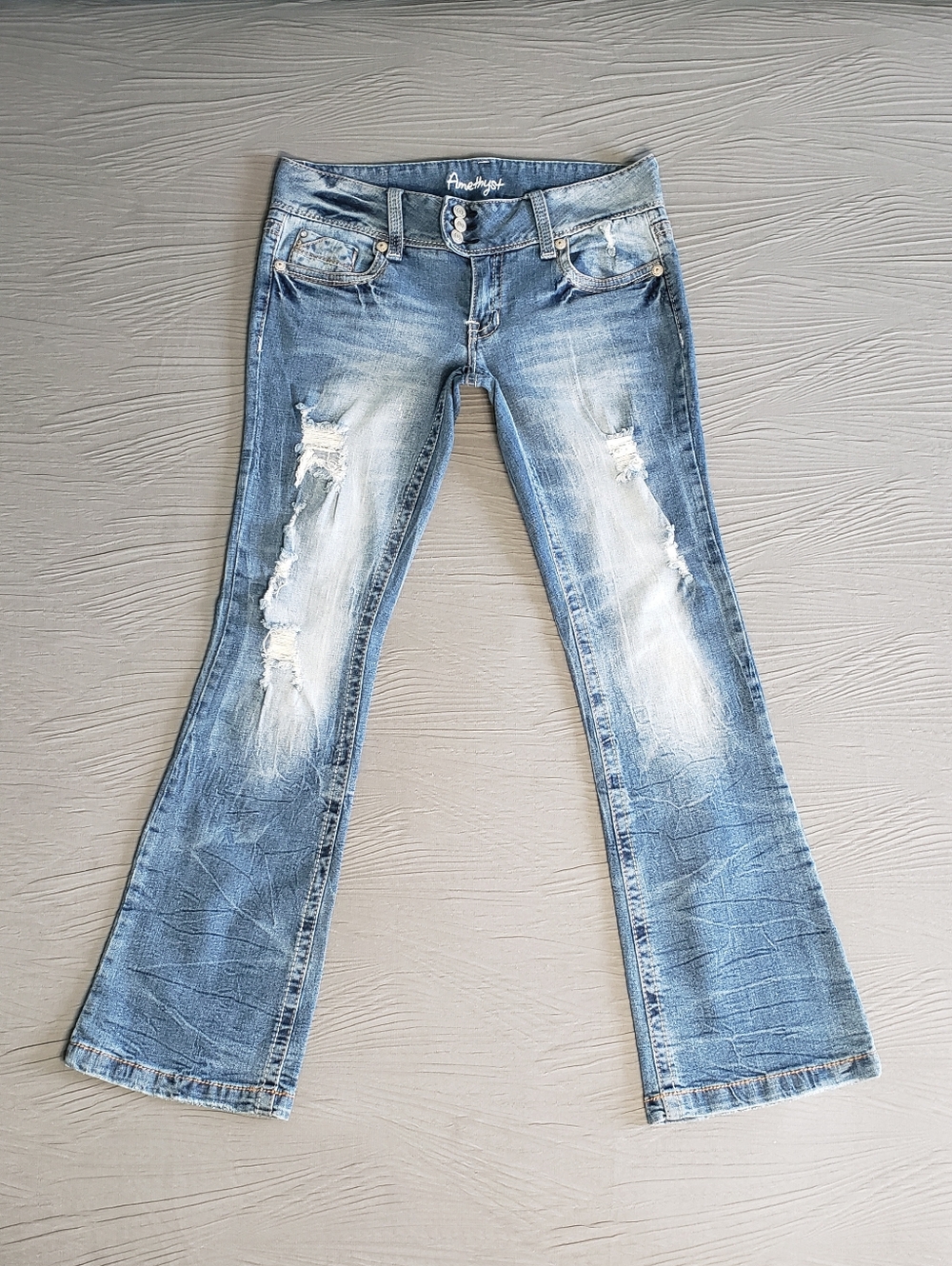 NWOT! AMETHYST Women's Y2K Distressed Wash Low Rise Boot Cut Jeans (11x31) Blue